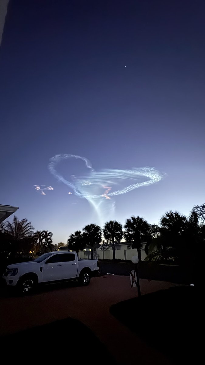 jackpmorgan_'s tweet photo. Falcon 9 spreading love this morning @elonmusk https://t.co/zDS9wiDrTR