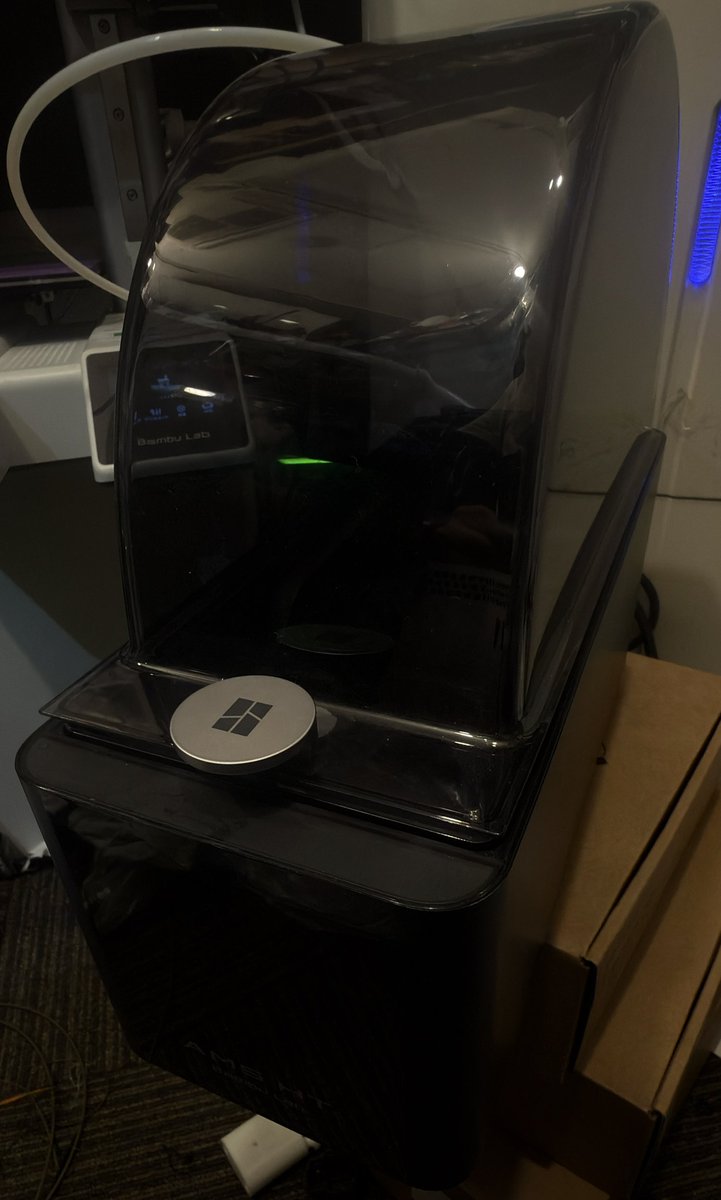 Bambu Lab AMS-HT購入者必見！
 最初に絶対やるべき注意喚起⚠️

「Bambu Studio」のデバイスメニューで更新押して、シリアル番号を記録！ テプラで本体に貼っておこう。電源入らなくなったら詰むよ💦