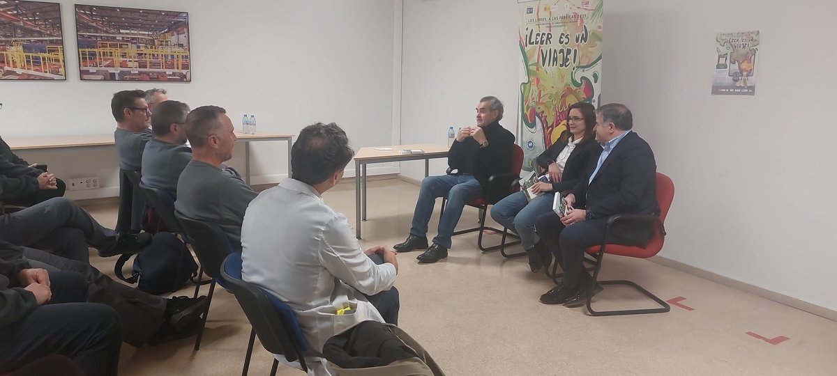 FundacionLito's tweet photo. Empezamos este encuentro de LOS LIBROS, A LAS FÁBRICAS📚🏭 entre los trabajadores de #OPMobility en #Almusafes y el periodista y escritor #FerminBocos , autor de "Cuando viajar era descubrir "🧭🌎 de @Almuzara ,que nos da la oportunidad de viajar a través de la #lectura 

¡LEER ES UN VIAJE!🧳✈️⛵️

@UGT_FICA
@culturagob