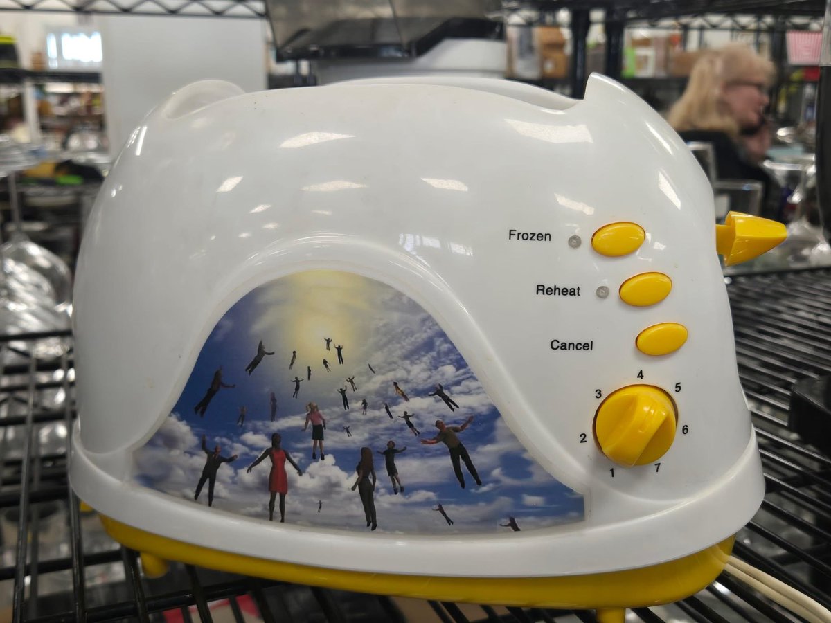 EastEndJoe's tweet photo. He descended to the toaster, and on the third setting popped up again.
(Yes, that’s a rapture toaster) https://t.co/MwnNnCNAQa