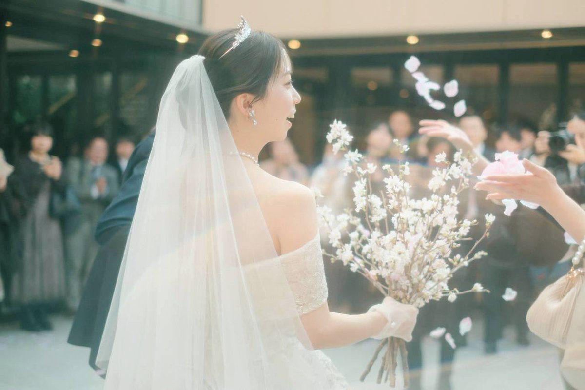 repiko_sauna's tweet photo. 先日、無事に結婚式を挙げることができました🕊️
雲ひとつない晴天に恵まれて幸せなひと時でした🌸
ドレスも桜のブーケもロウリュウケーキも全��お気に入り🫶 https://t.co/fi5ucm08c1