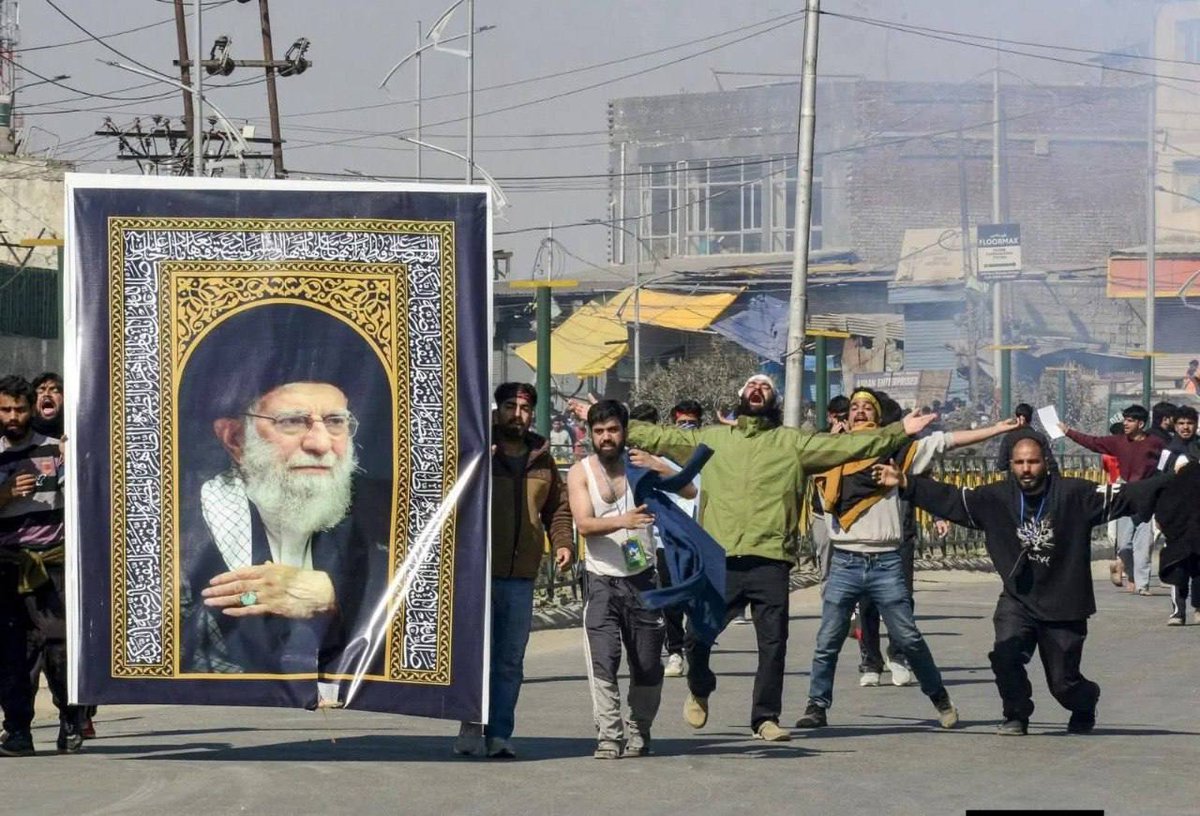 bhatiqra34's tweet photo. In Karbala, Zuhair ibn Qayn pledged to Imam Hussain (as) 
"O Master, even if we are killed a thousand times and brought back to life a thousand times, we will still never abandon you."
That same pledge is ours today to our matyared son of Haider 🥹
From #Kashmir https://t.co/ugup7czig2