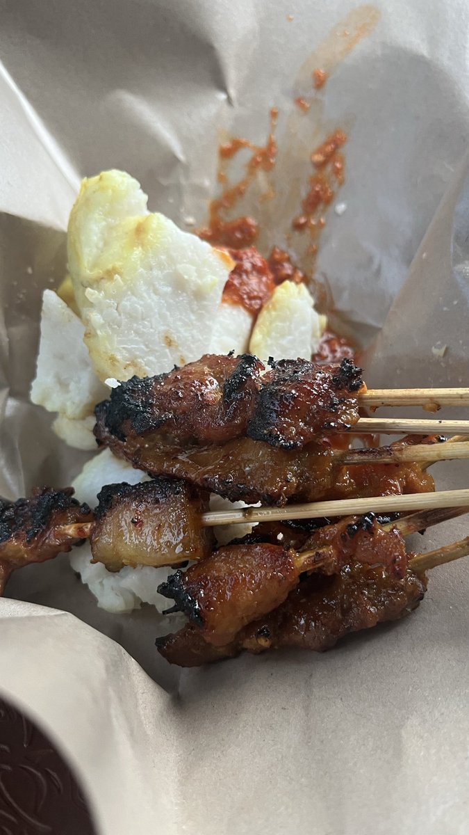 Anyanyawaeee's tweet photo. jangan mati dulu, sate babi masih enak https://t.co/GvgABPMTPW