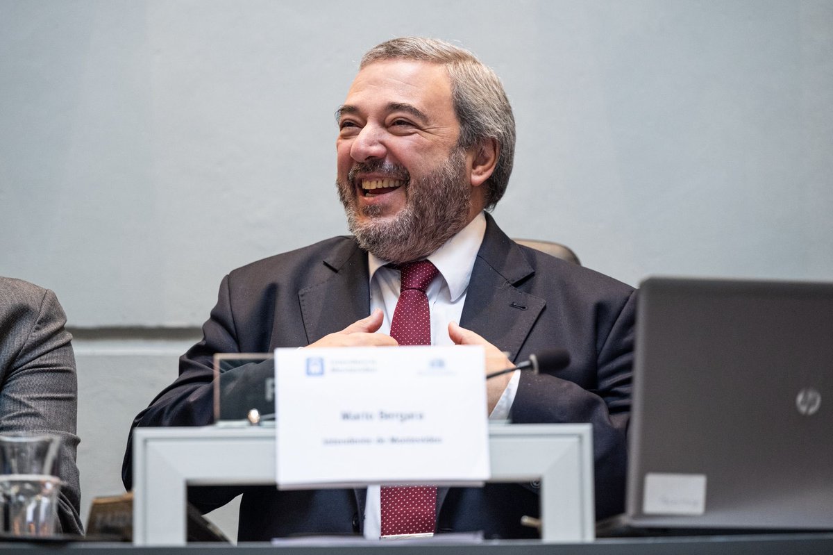 Presentamos ayer en la Junta Departamental Prioridades Ciudadanas, el conjunto de planes para ordenar las urgencias de Montevideo y transformarlas en acciones concretas.
Son definiciones que impactan directamente en la vida cotidiana de  vecinas y vecinos.
Marcamos cinco ejes
