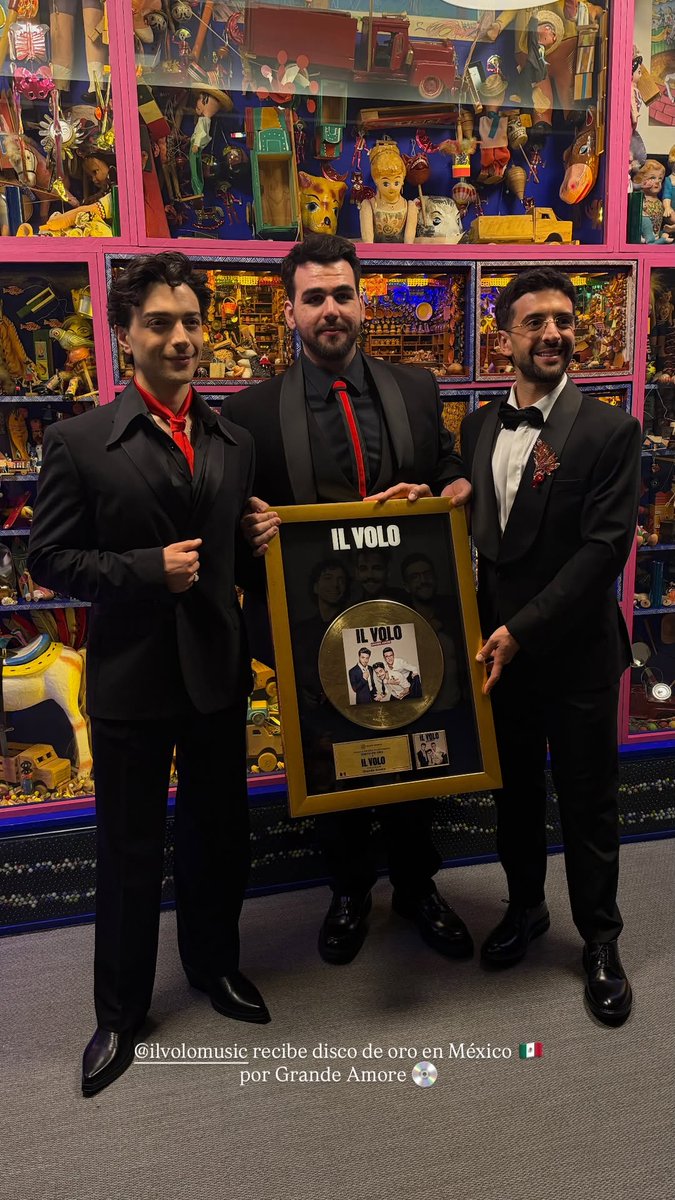 ilvoloversinte's tweet photo. Foto crediti @sonymusicmexico  su Instagramstories

@ilvolo riceve il Disco d'oro in Messico per Grande Amore 

#pierobarone #ignazioboschetto #gianlucaginoble #ilvolo  #ilvoloversinternational https://t.co/tO5WHpBHRP