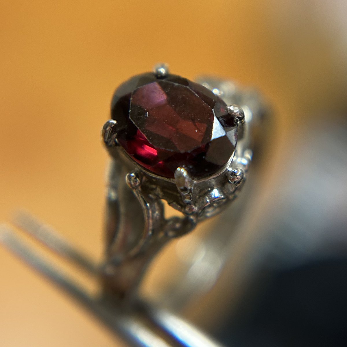 sniperspink2's tweet photo. ブックオフでレトロな指輪買ってきた💍
この時代のデザインめっちゃ好き！

裏が汚れ凄いんだけどどうやって掃除したらいいのー！ https://t.co/jrDAXskMhw