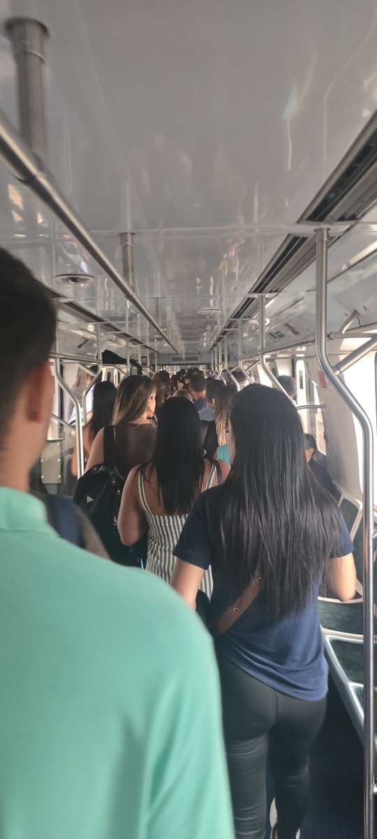 leotiotonio's tweet photo. @SuperVia_trens Informação falsa. O trem segue desligado com luzes apagadas e ar desligado https://t.co/VaZSds85Di