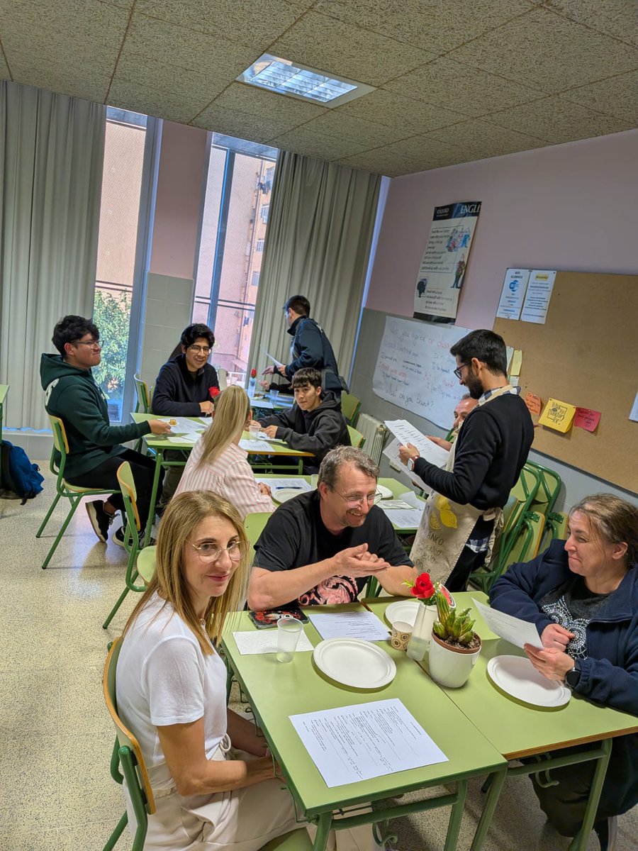 EOICartagena's tweet photo. Porque no hay mejor manera para aprender a comunicarse que la interacción entre iguales ¡Así han practicado nuestros alumnos de B1 y B2.1 de inglés cómo comunicarse en un restaurante! 'Gracias a #Jatin por ser un gran camarero🙂! #situacionesreales #comunicacionreal @educarm https://t.co/QRESeIIXnf