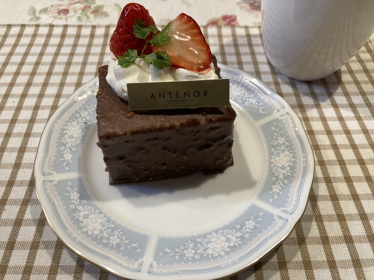 親の誕生日なので花とケーキ買って帰省