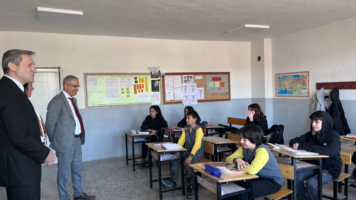 İlçe Milli Eğitim Müdürümüz Sayın Okan AKYOL,  Atatürk İlk/Ortaokulu'nu ziyaret ederek öğrencilerin genel durumu hakkında öğretmenler ve idarecilerden bilgi almıştır.
<a href="/tcmeb/">Millî Eğitim Bakanlığı</a> <a href="/ozvatankymkmlk/">T.C.Özvatan Kaymakamlığı</a> <a href="/kayserimem/">Kayseri İl Millî Eğitim Müdürlüğü</a> <a href="/CoskunESEN57/">Coşkun ESEN</a> <a href="/okanakyl/">Okan AKYOL</a>