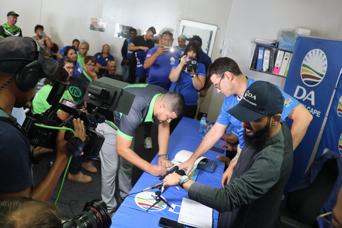 retiefnmb's tweet image. Today, we welcomed several former ActionSA leaders in NMB into the DA. They’ve joined because they recognise our strong record of delivering excellent service where we govern. 

More people now believe that a stable DA government is the best way to #getNMBworkingagain