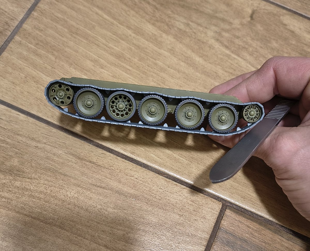 PanzerPawel's tweet image. Gąsienice do T-34/76 w skali 1/48 od Ernimodels. Bardzo ładny wydruk i świetnie pasują. Dobra jakość, polecam. Muszę w przyszłości spróbować kiedyś cały model od niego.

Później zrobię foto z całym kadłubem.

#ttmodelarze #scalemodels