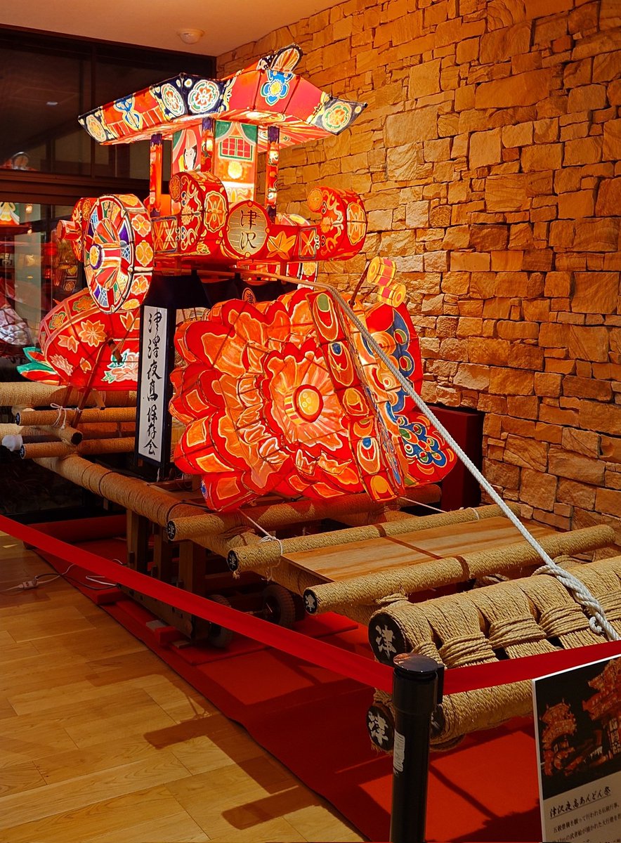 天然温泉風の森 にて展示中の小あんどん。 イスに座って、絵柄や色彩を