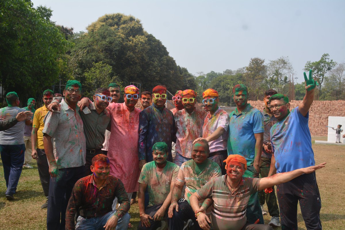 156Bn's tweet photo. Celebrated the vibrant festival of Holi today at HQ/156 🎨🌸 Officers and jawans enthusiastically participated, spreading colors, joy, and unity. The spirit of togetherness and camaraderie made the occasion truly special. Wishing everyone a very Happy Holi! https://t.co/Gme5Xuder4