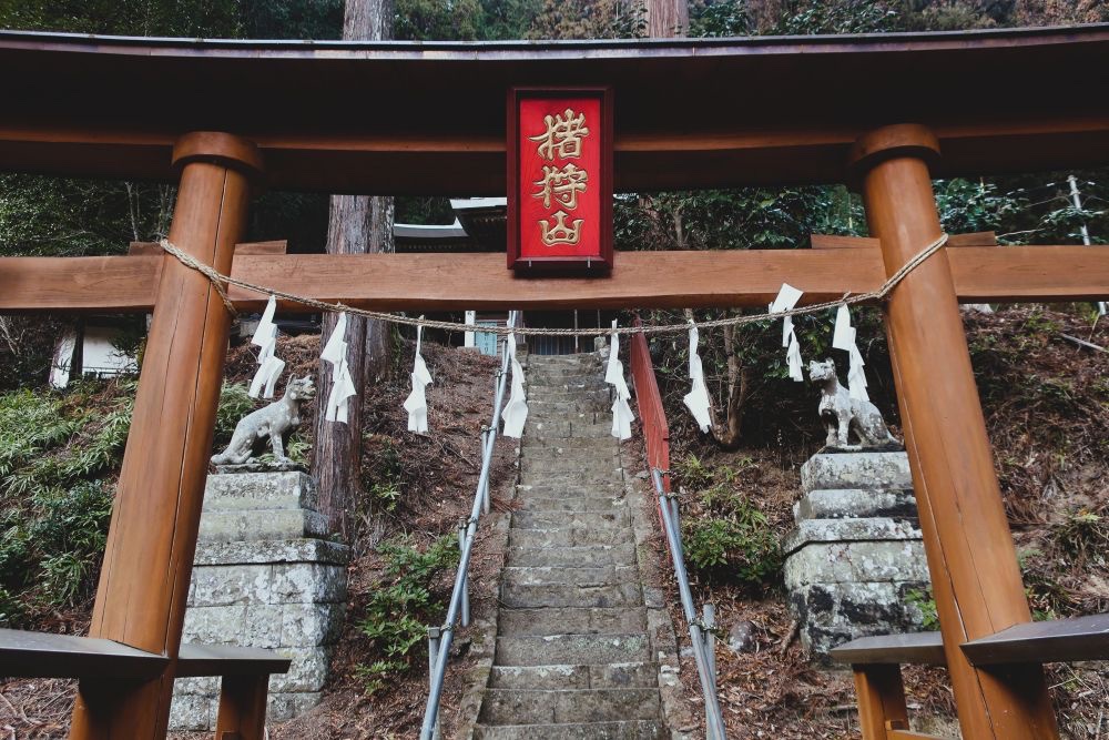 三峯神社帰路に参拝。素敵な狼像1対がひっそりと鎮座。 狼信仰で