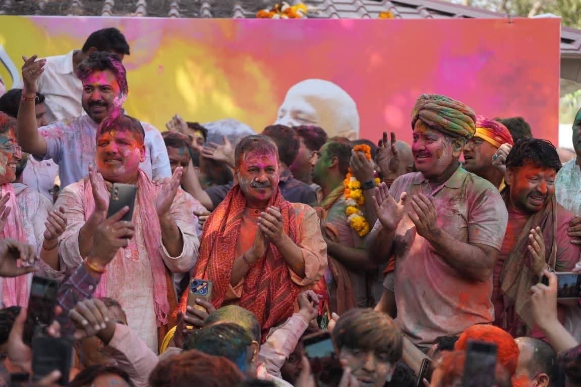 आज का खूबसूरत तस्वीर। 
कट्टर ईमानदारो पार्टी की टोली की होली।