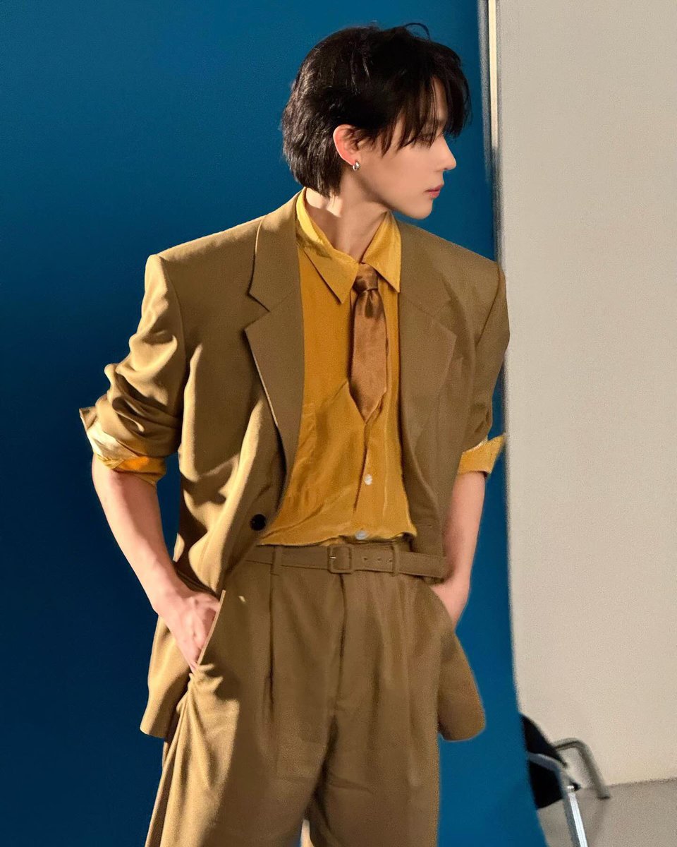 그뭔씹 머스타드색마저도 소화시켜버리는 남자 어떤데 일단 난 ㅈㄴ좋음