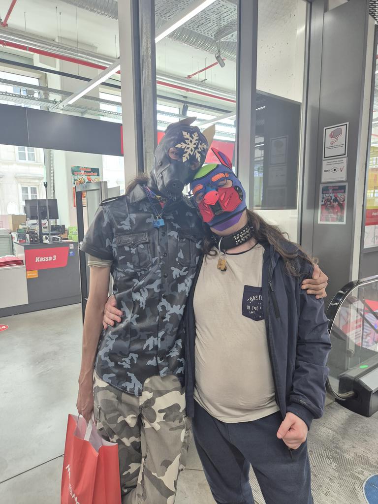 Shopping in antwerp with my fluffball <a href="/RubberpupYuki/">Bouncy Yuki</a>