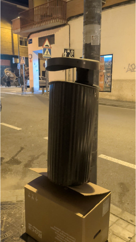 Angela_Beatriz_'s tweet photo. @marecuencopp ayer llamé a @policialeganes por esta caja,su recomendacion,al decir q tiene etiqueta(de un vecino cerca)es q yo llamara con nº oculto,cree que asi se debe gestionar por parte la poli, con vacile y sin solucion.El @AytoLeganes gx por la ayuda para q recojan esta kk https://t.co/JfPHRBrpBD
