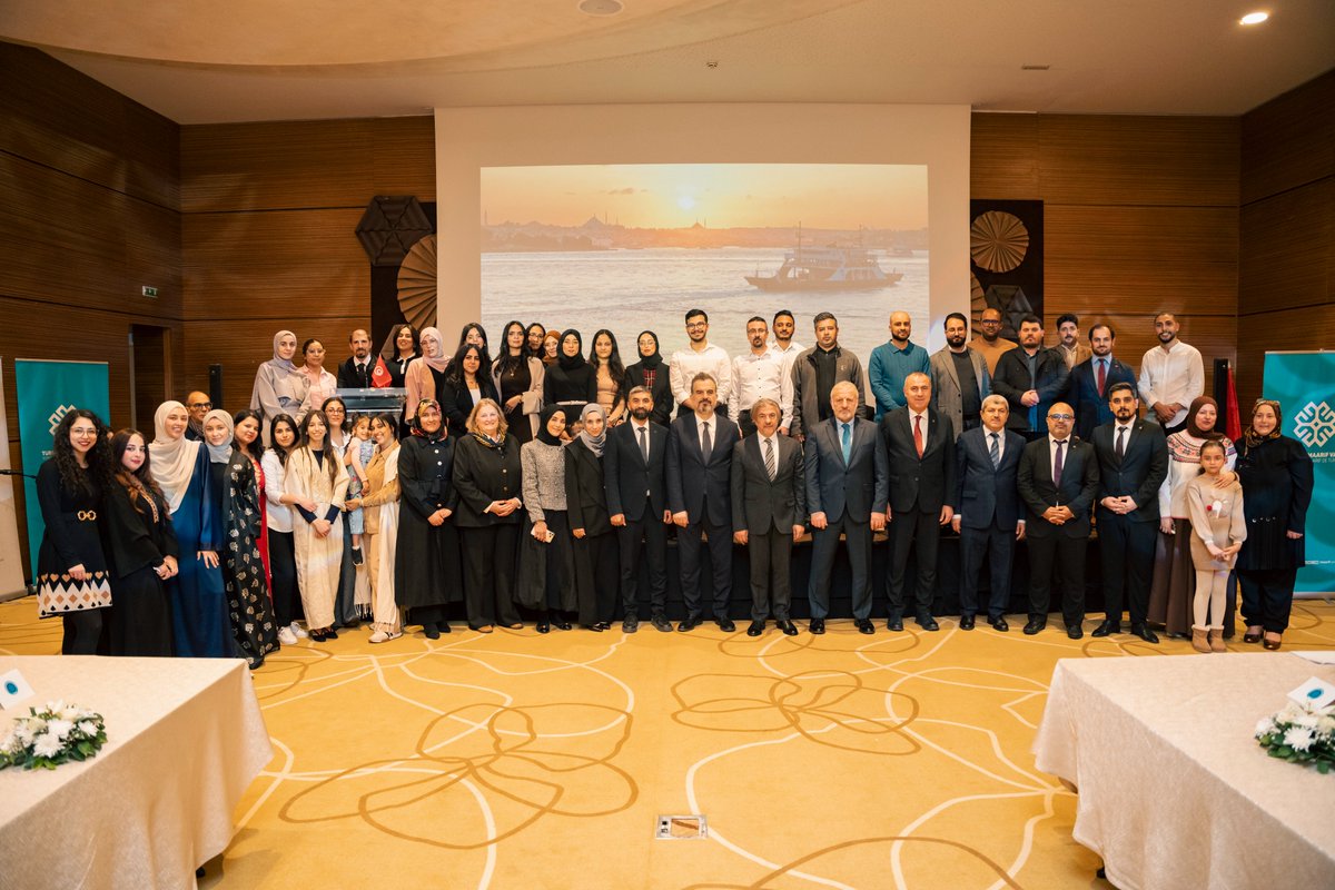 TMaarifVakfi's tweet photo. Mütevelli Heyeti Üyemiz Hasan Taşçı ve Yönetim Kurulu Üyemiz Mustafa Çaltılı, Tunus’taki okulumuzu ziyaret ederek öğrencilerimizle bir araya geldi.

Ziyaret sırasında, eğitim çalışmalarımızın kalıcılığını ve öğrencilerimize sunduğumuz nitelikli eğitimin resmî bir göstergesi olan, Tunus Millî Eğitim Bakanlığı tarafından verilen süresiz ruhsat belgesini gurur ve heyecanla okulumuza astık. 🇹🇳🇹🇷

Aynı gün Mütevelli Heyeti Üyemiz Hasan Taşçı ve Yönetim Kurulu Üyemiz @mcaltili'nin ev sahipliğinde, T.C. Tunus Büyükelçimiz @AhmetMisbah, Türk kurum temsilcileri, velilerimiz ve öğrencilerimizle iftar sofrasında bir araya geldik.

Eğitim faaliyetlerimizin kalıcılığını belgelediğimiz bu anlamlı günü, Ramazan’ın bereketi ve birlik atmosferi içinde paylaşmanın memnuniyetini yaşadık.

@TC_TunusBE
