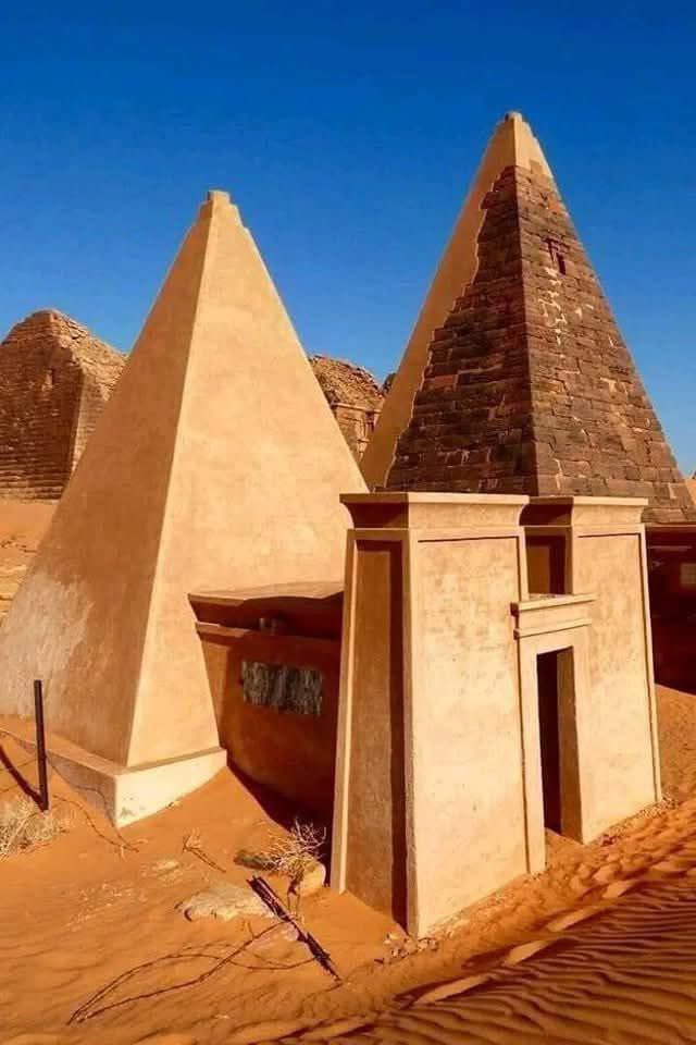 Sudan 🇸🇩 is home to the world's most pyramids, with the famous ancient Nubian pyramids at Meroë being tombs for kings and queens of the Kingdom of Kush.

These pyramids, built between 2,700 and 2,300 years ago from granite and sandstone, are steeper-sided and more numerous than