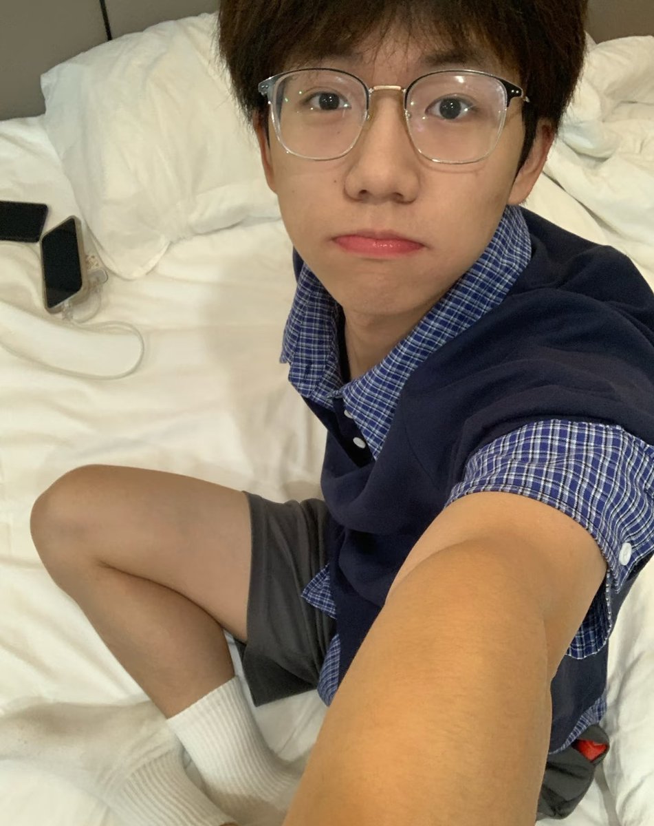 maun08021's tweet photo. 有附近万达广场的叔叔吗，假如我这样勾引你，你会射几次  #喜欢弟弟可认识 https://t.co/tKw7KAbUma