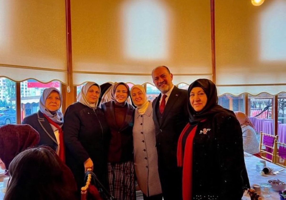 akkadinkk_ymah6's tweet photo. 🇹🇷 Aziz şehitlerimizin bizlere emaneti olan kıymetli ailelerinin yanındayız. AK Parti Yenimahalle İlçe Kadın Kolları olarak bunu bir görev değil, gönül borcu biliyoruz. @Akparti @AkpartiAnkara @hakanhanozcan @AAsumanErdogan @akgul_aysel @ekremyuce06 @MehtapY0647 https://t.co/2rZk24h4D9