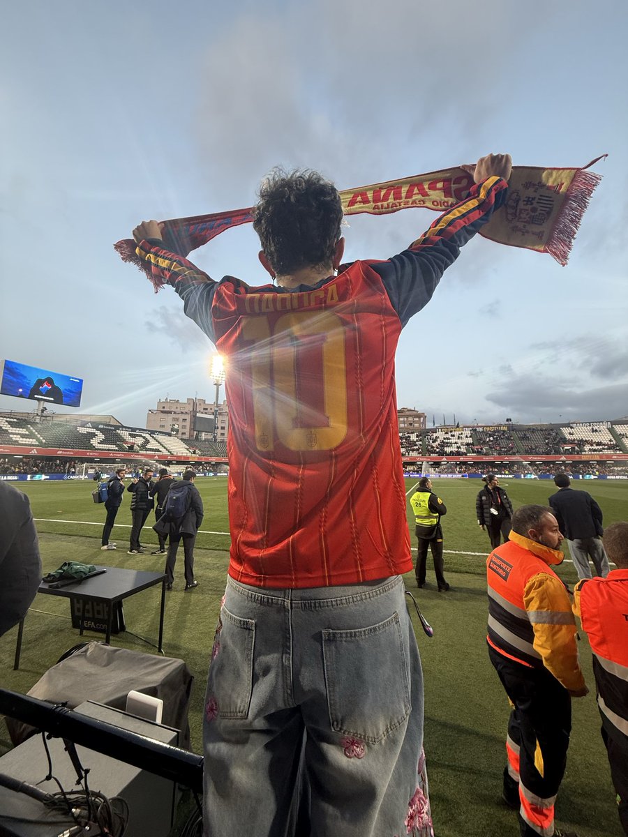 3-0. Doblete de Clàudia Pina.
Pero lo que se vivió hoy va más allá del marcador.
El fútbol femenino en España ya no es promesa. Es presente. Es orgullo. 🇪🇸
Y qué suerte poder vivirlo desde aquí.
#EspañaFemenina #LaRoja #España
