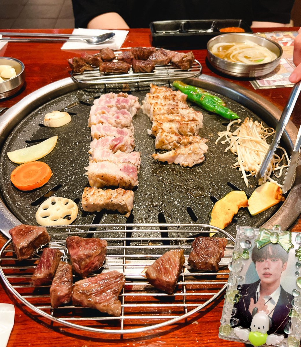 pupu_swamp's tweet photo. 去年初めて行った韓国で食べて感動したサムギョプサルとソウルの空で、1日遅れのサムギョプサルドライブワン🏎️🍀🍀🤍(空の写真はジュンソrespect)
#ALPHADRIVEONE #ALD1
#3D1 #삼겹드라이브원 https://t.co/Eg9ZZC7GMJ