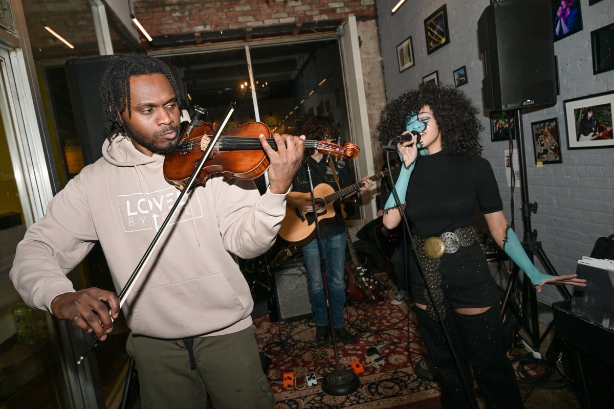 JReadTheArtist tweet media