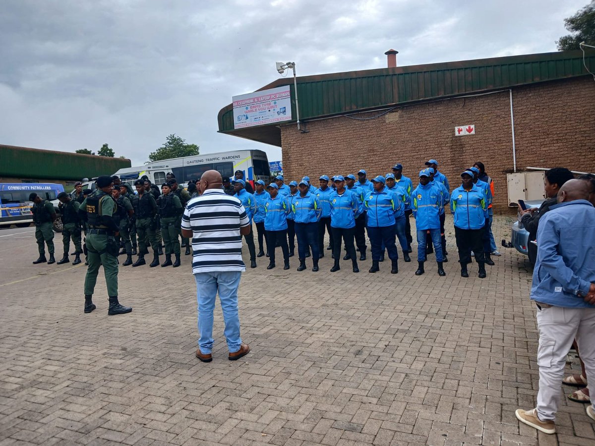 SAPoliceService's tweet image. #sapsGP #SAPS Norkem Park in partnership with various stakeholders including the #CPF and #YouthDesk, conducted a #SaferSchools search at a High School as part of ongoing efforts to ensure a safe and drug free learning environment for learners. 

During the operation, various