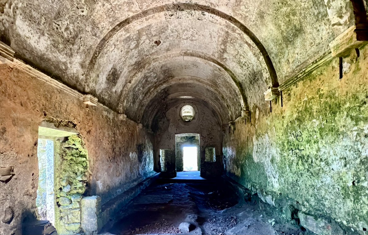 LizzieHelenMay's tweet photo. #marcharch - 1,400 feet up on a rocky outcrop over looking the Atlantic in the Sintra-Cascais Natural Park, Portugal, is the atmospheric Hermitage of San Saturnino which dates from the mid 1500
#wallsonWednesday #Wednesdaywalls https://t.co/dlAFdqL2tn