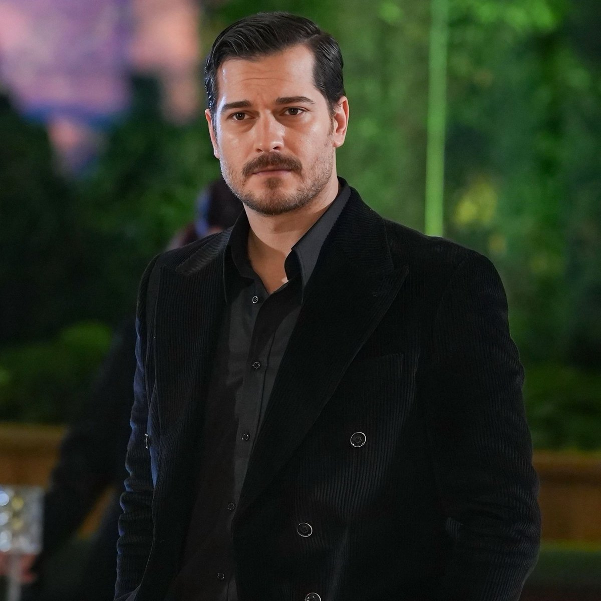 populicc's tweet photo. Çağatay Ulusoy'un reytinglerde "Yeraltı" dizisinin öne geçmesinin ardından, senaryoya müdahale ettiği öne sürüldü.

• İddiaya göre oyuncu, senarist Ethem Özışık ile görüşerek hikayede aşk sahnelerinin fazla olduğunu belirtip aksiyon dozunun artırılmasını istedi.

 (Akşam) https://t.co/dPbqUQXW0k