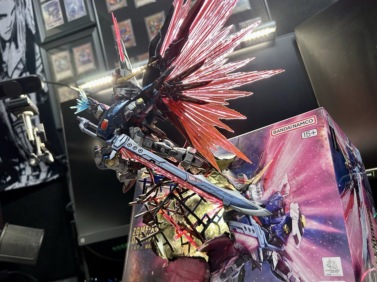 daruchannel's tweet photo. MGSDデスティニーガンダム作成完了！！
箱から飛び出してきたデスティニー！
箱、ランナー余す事なく作成したSDGsガンプラ作成です😈笑
一応このまま壁に掛けれる様にしたぜ！
#ガンプラ好きと繋がりたい 
#ガンプラの画像を貼るとRTされると聞いて #ガンプラ
#ガンプラ好きな人たちと繋がりたい https://t.co/TLujyS5tzI