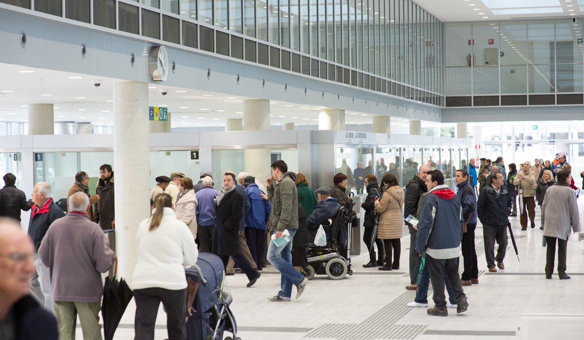 BeaArtolazabal's tweet photo. 🚍 La Estación de Autobuses de Vitoria-Gasteiz ha cerrado 2025 con el mejor dato de su historia: más de 4,3 millones de personas viajeras. Al día registramos 576 operaciones
 🚌Lanean jarraituko dugu geltokia gero eta erosoagoa izan dadin https://t.co/NmQpHZi6FF