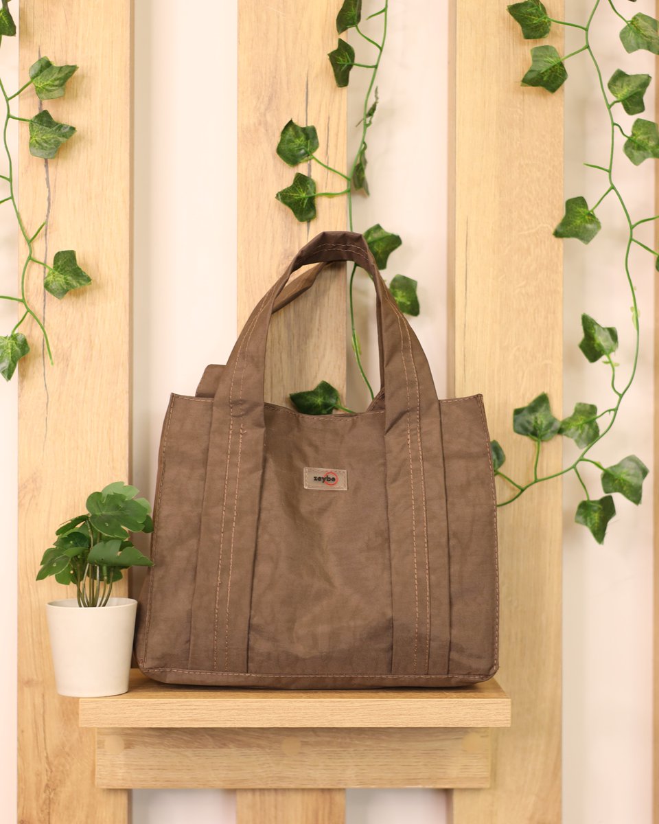 Sade görünüm, güçlü kullanım.

Minimal tasarımıyla her kombinle uyum sağlayan bu çanta; günlük kullanım için ideal bir denge sunar. 
🌐 Online sipariş: zeybe.com.tr
📞 İletişim: 0533 313 31 21

#zeybe #elçantası #günlükkullanım #fonksiyoneltasarımlar