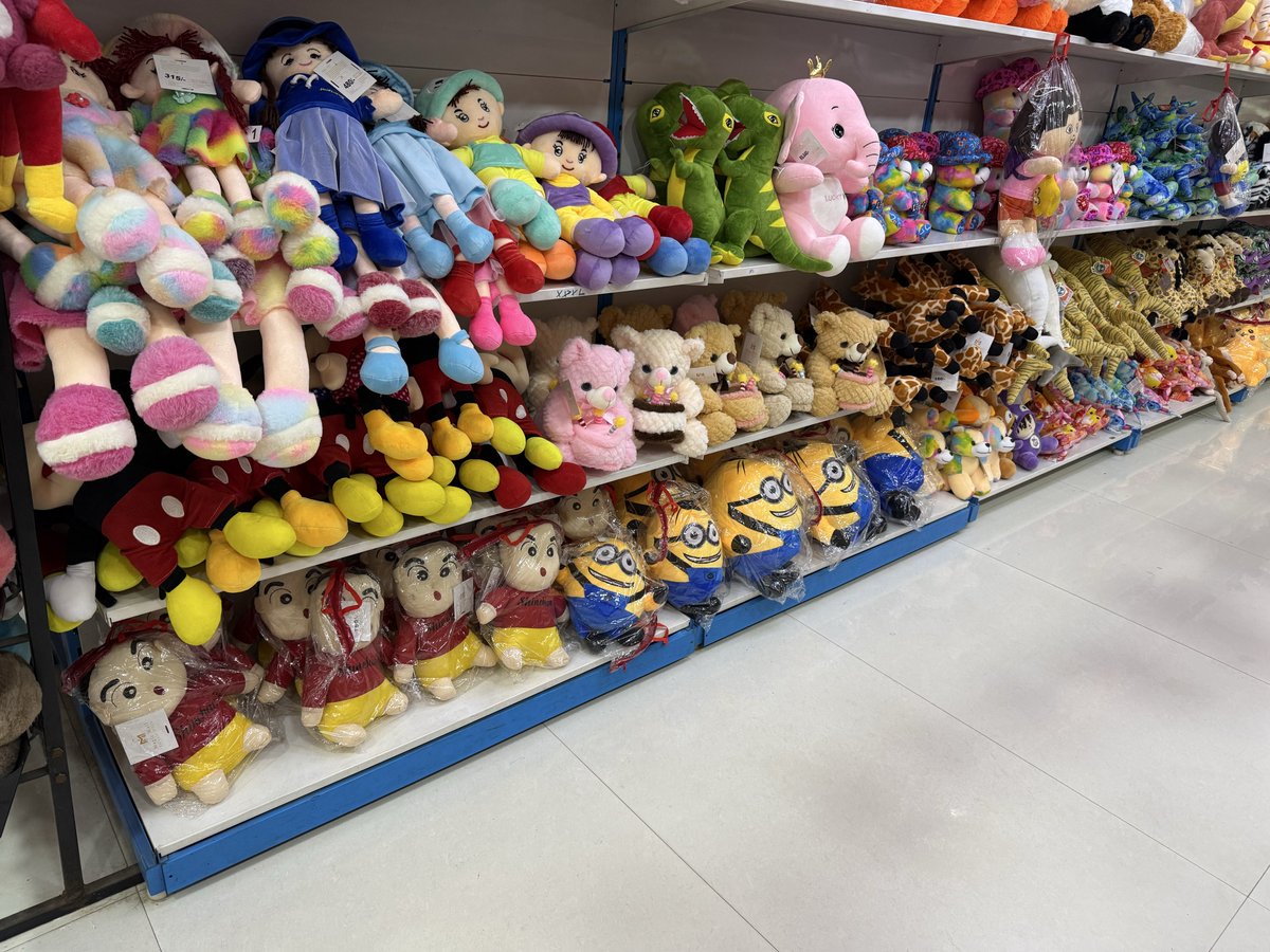 koda256's tweet photo. インドで見つけた Unlicensedなぬいぐるみ。
クレヨンしんちゃん、ミニオンズ、ピカチュウ、キティ、ドラえもん、ガネーシャ。
あ、ガネーシャは別枠か😅 https://t.co/6GdNecYI4O