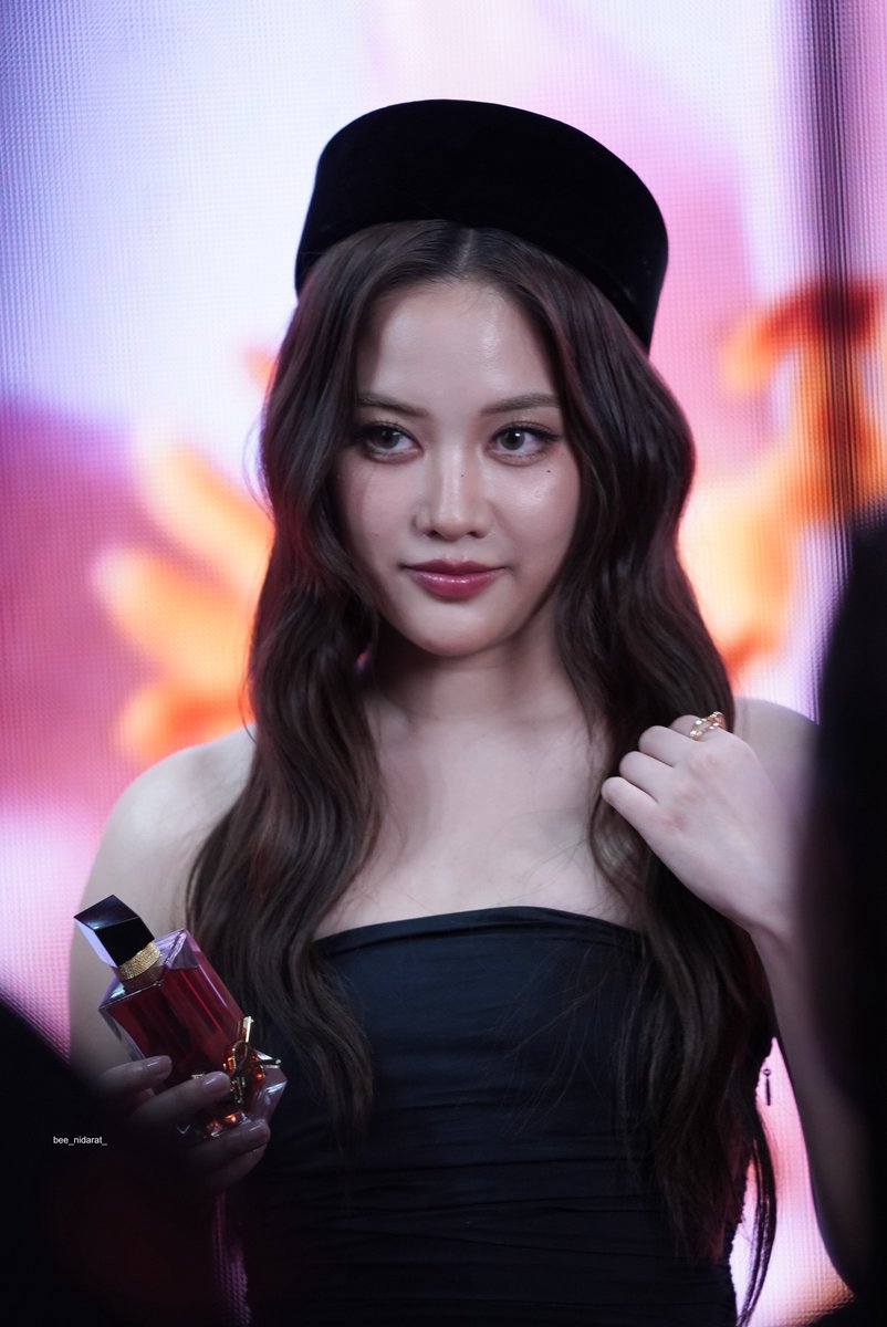 bee_nidarat_'s tweet photo. กรี๊ดด สวยยยมากก

ขอบคุณน้องที่เดินมาเรียกให้เข้าไปยืนแทนที่ถ่ายรูปฟรีน มีที่ว่างขอการ์ดเข้า การ์ดไม่ให้เข้าทุกโซน วันนี้ส่วนใหญ่เดินวนถ่ายตลอดงานเลย

SAROCHA YSL LIBRE BERRY EVENT
#BERRYCRUSH #YSLBEAUTYTH
#srchafreen https://t.co/ibCcdftZko