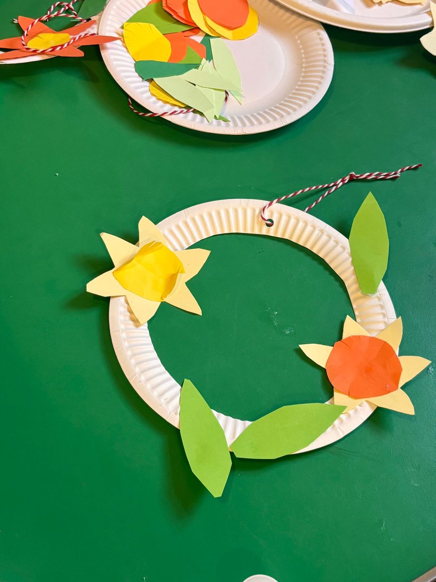 CharltonLib's tweet photo. We enjoyed crafting at #CharltonLibrary yesterday, celebrating the sun by making spring flowers 🌺 For more crafts, join us on Tuesdays at 10.30-11.30am for #MessyMorning + Saturdays for #LibraryFunClub at 10.30-11.30am to make friends, borrow books + create! 📚 #LoveYourLibrary https://t.co/WwIiCjCgSq