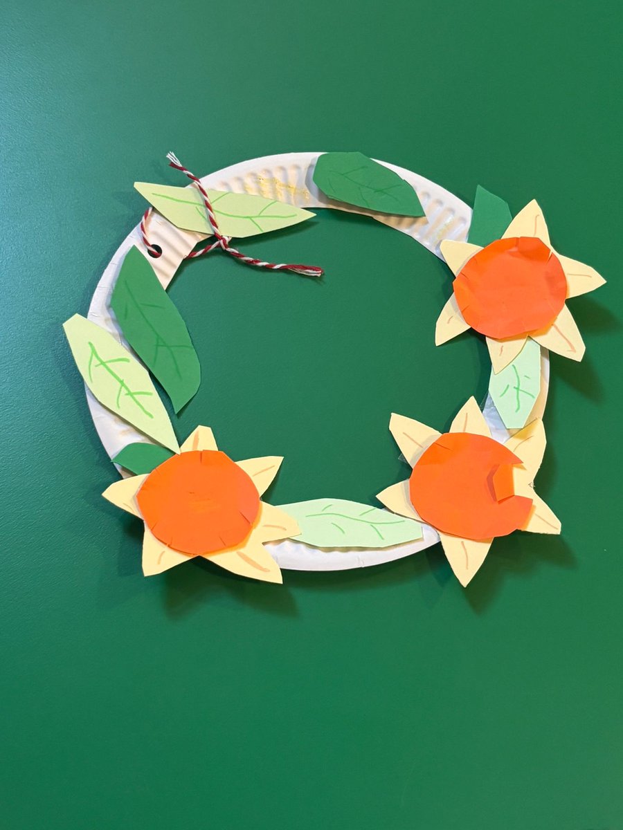 CharltonLib's tweet photo. We enjoyed crafting at #CharltonLibrary yesterday, celebrating the sun by making spring flowers 🌺 For more crafts, join us on Tuesdays at 10.30-11.30am for #MessyMorning + Saturdays for #LibraryFunClub at 10.30-11.30am to make friends, borrow books + create! 📚 #LoveYourLibrary https://t.co/WwIiCjCgSq