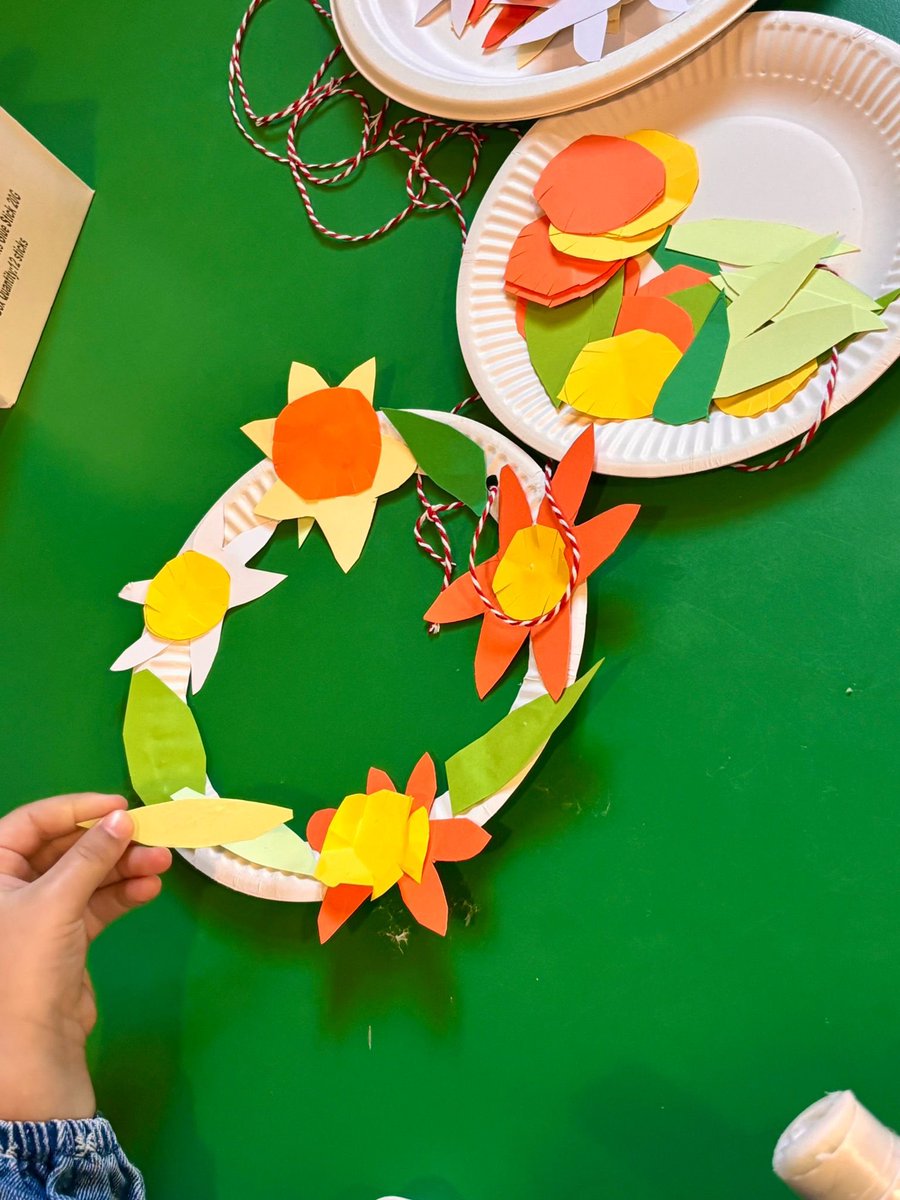 CharltonLib's tweet photo. We enjoyed crafting at #CharltonLibrary yesterday, celebrating the sun by making spring flowers 🌺 For more crafts, join us on Tuesdays at 10.30-11.30am for #MessyMorning + Saturdays for #LibraryFunClub at 10.30-11.30am to make friends, borrow books + create! 📚 #LoveYourLibrary https://t.co/WwIiCjCgSq
