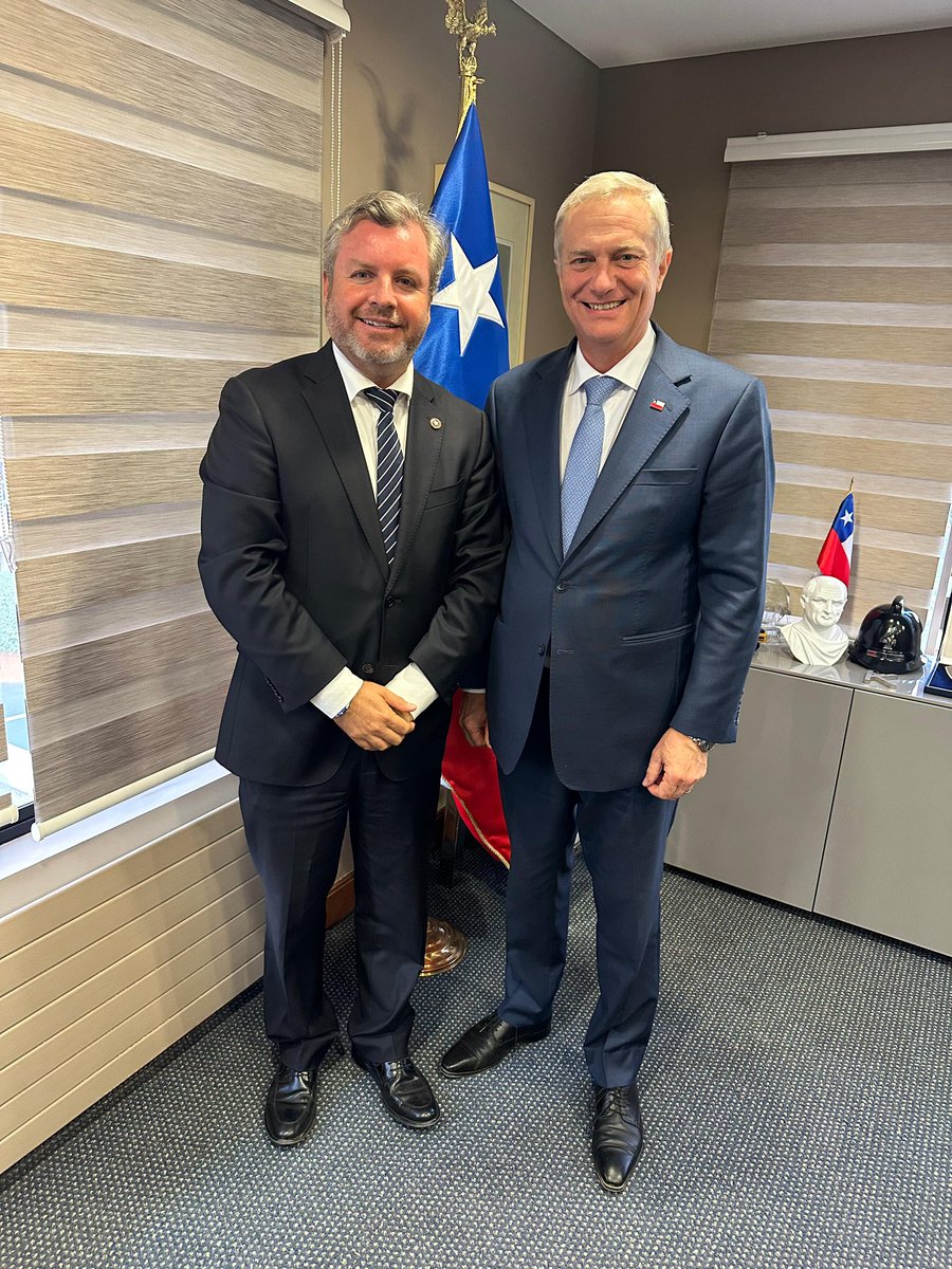 RenzoTrisotti's tweet photo. Por Tarapacá seguimos trabajando junto al Presidente José Antonio Kast.

En días intensos, agradezco su disposición para abordar los desafíos de nuestra región y preparar con seriedad el trabajo que viene.

Tarapacá debe estar en el centro de las prioridades del próximo gobierno. https://t.co/WatsrxA1bK