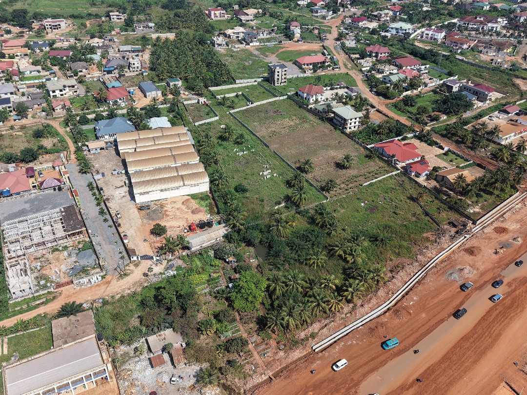 bluebricksltd's tweet photo. BBL Listings
Are you in search of roadside lands for either commercial or residential purposes? 

Located at Amrahia right opposite KFC and separated by the main Madina -Dodowa road. 

For enquiries and viewing purposes, please contact;
0577163991
0577163995
0256118890
0256118889 https://t.co/Cw13ylAw1s