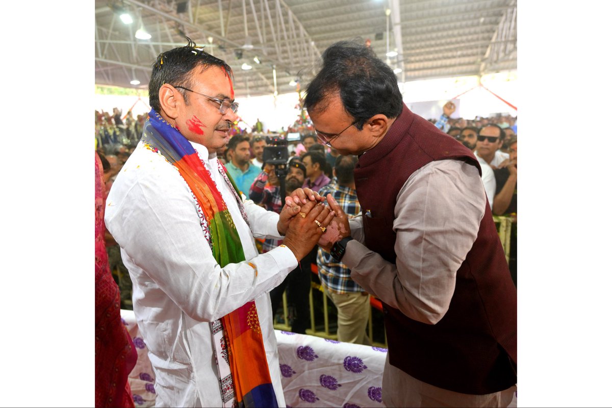 आज रंगों के पावन पर्व “होली” के अवसर पर मुख्यमंत्री आवास पर आयोजित होली स्नेह मिलन समारोह में सम्मिलित होकर माननीय मुख्यमंत्री श्री <a href="/BhajanlalBjp/">Bhajanlal Sharma</a> जी से आत्मीय भेंट कर होली के पर्व की बधाई एवं शुभकामनाएँ प्रदान की।
यह पावन पर्व हम सभी के जीवन में सुख, समृद्धि, खुशहाली और सकारात्मक