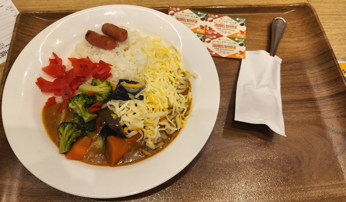 heikaku's tweet photo. 渋谷のカレー屋さんでCoCo壱感覚でソーセージをトッピングしたら、まさかの小1の時のお弁当に入ってるくらいのサイズのが2つ乗っかってて、お、おおってなりました。。
#渋谷 #カレー https://t.co/CC0xR5gncf