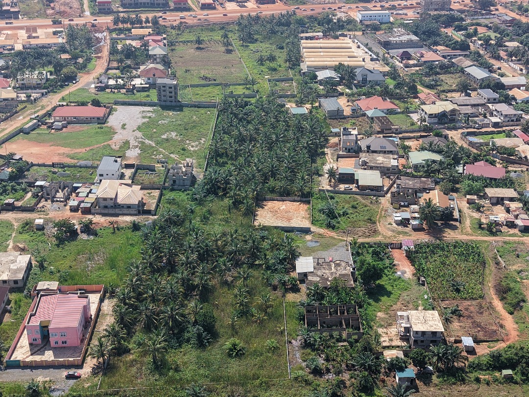 bluebricksltd's tweet photo. BBL Listings
Are you in search of roadside lands for either commercial or residential purposes? 

Located at Amrahia right opposite KFC and separated by the main Madina -Dodowa road. 

For enquiries and viewing purposes, please contact;
0577163991
0577163995
0256118890
0256118889 https://t.co/Cw13ylAw1s