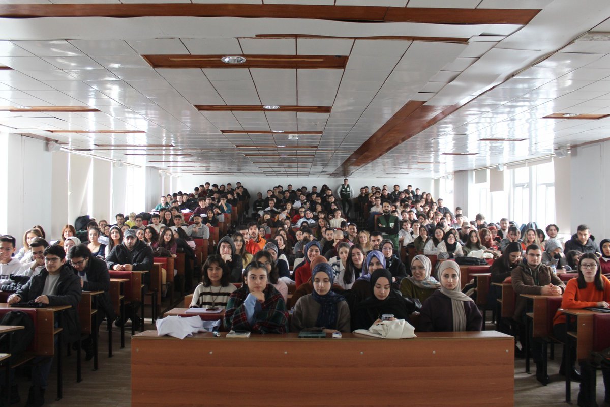 cumunivkurumsal's tweet photo. Kimyasal Bağımlılıklara Karşı Akran Dayanışması

Sivas Cumhuriyet Üniversitesi ile Genç Yeşilay iş birliğinde, Türkiye Bağımlılıkla Mücadele (TBM) kapsamında “Kimyasal Bağımlılıklar Akran Eğitimi” düzenlendi. Tıp Fakültesi Dönem 1 dersliğinde gerçekleştirilen programa öğrenciler yoğun ilgi gösterdi.

TBM Akran Eğitmeni ve Sivas Cumhuriyet Üniversitesi Genç Yeşilay Kulüp Başkanı Enes Mert Halaç tarafından verilen eğitim de madde bağımlılığının bireysel ve toplumsal etkileri ele alındı. Ayrıca bağımlılık sürecinin psikolojik ve fizyolojik boyutları ile gençleri etkileyen risk faktörleri hakkında bilgi paylaşıldı.

Akran eğitimi modeli çerçevesinde düzenlenen etkinlikte, gençlerin yaşıtları aracılığıyla bilinçlendirilmesinin önemi vurgulandı. Katılımcılar, bağımlılıkla mücadelede farkındalık çalışmalarının artırılması ve önleyici faaliyetlerin yaygınlaştırılmasının gerekliliğine dikkat çekti.

Soru-cevap bölümüyle interaktif şekilde devam eden programda öğrenciler, kimyasal bağımlılıklar konusunda merak ettikleri soruları yöneltme imkânı buldu. Eğitim sonunda, bağımlılıkla mücadelede bilinçli bireyler yetiştirmenin ve erken farkındalığın hayati önem taşıdığı ifade edildi.

Bağımlılıkla mücadele kapsamında benzer eğitim ve farkındalık çalışmalarının önümüzdeki süreçte de sürdürüleceği bildirildi.