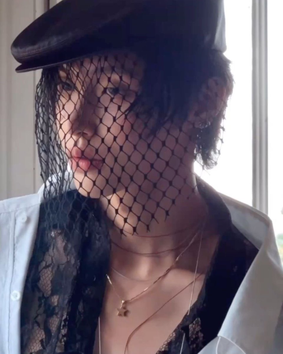 คุณย่าเลือกเธอมาเป็นสะใภ้ได้ยังไง วันๆไม่เห็นจะทำอะไร ดีแต่ทำตัวสวย ยิ้มหวานไปเรื่อย

….

มองอะไร

ก็คุณชมเราสวย