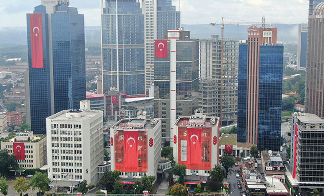 <a href="/DrKissler/">Alexander Kissler</a> In der Türkei läuft man keine 30 cm, ohne eine türkische Flagge zu sehen. Weil sie stolz auf ihre Nation sind.

Diese Bilder sind keine Montage..