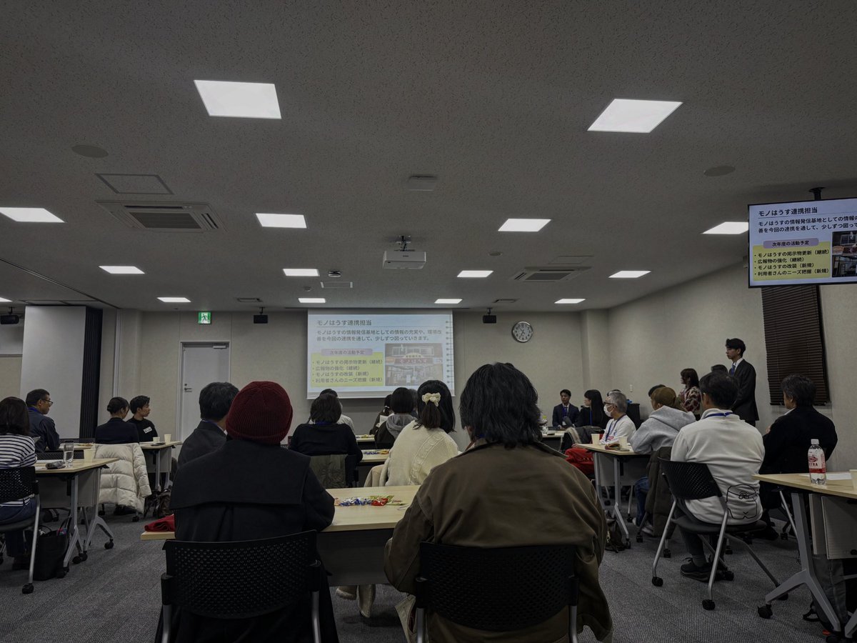 no709's tweet photo. 門司港の栄町銀天街を中心に活動している北九州大学地域創生学群の学生たちの活動発表会にお邪魔しました。

商店街でのイベントや、みなと祭でよく一緒になりますが、改まって聴くのはとても新鮮。

後半の意見交流会では、学生のアツい思いやアイデアを聴くことができ、地元や大人との意識のズレや自分なりのアドバイスもお伝えしました。

今春は15年ぶりに学生インターンを受け入れていなかったので、良い刺激になりました。
